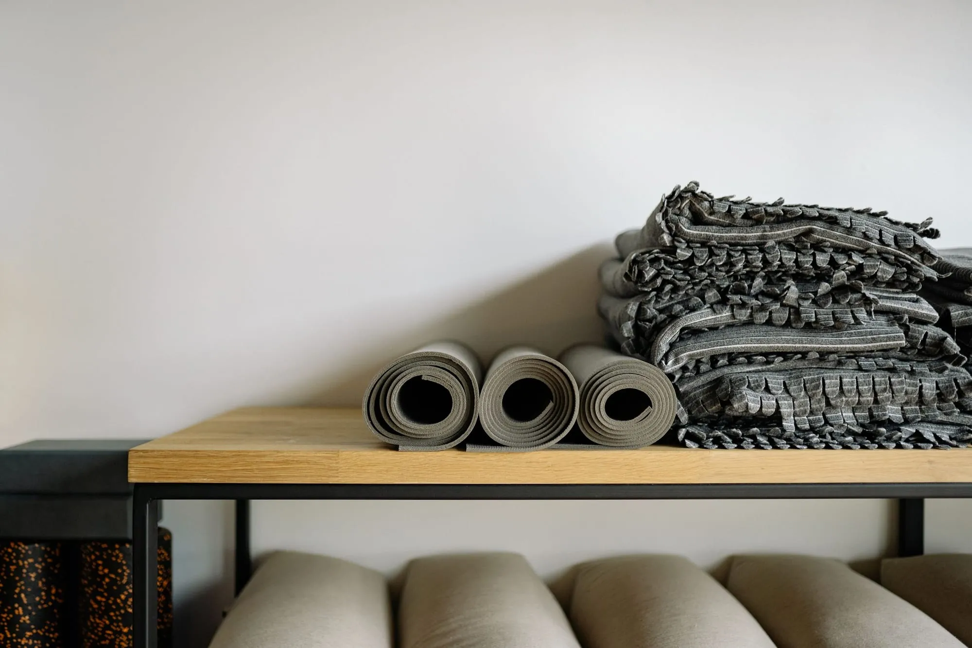 Gerollte Matten, Bolster und Decken im Regal
